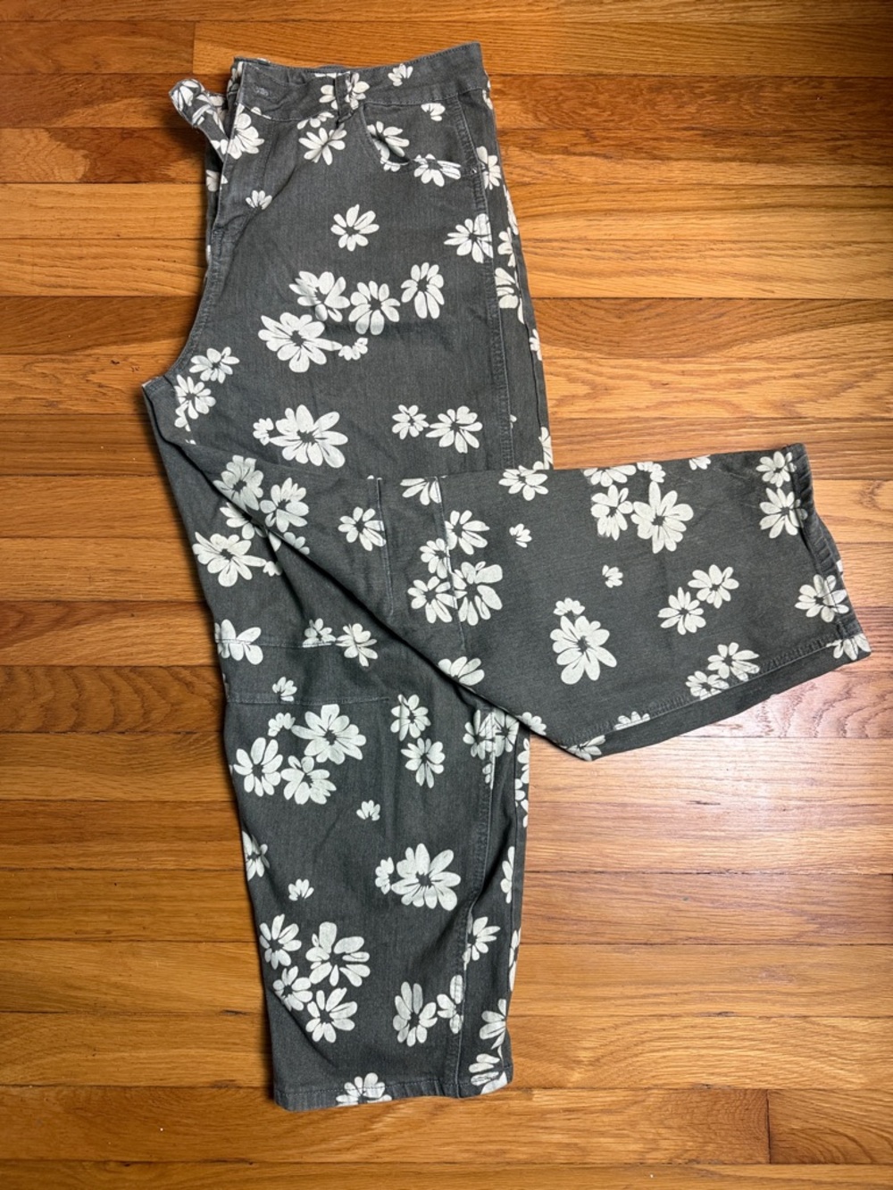 Floral Print Gray Cropped Pants
